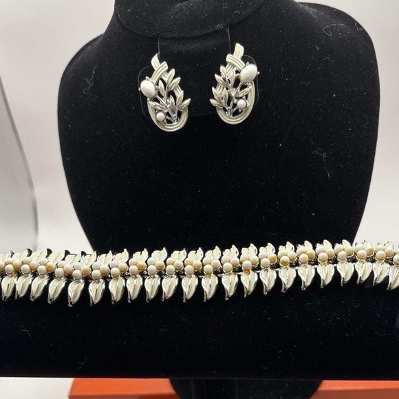 Vintage Coro White Thermoset Leaf Bracelet & Earrings Set Faux Pearls 1950s - Picture 4 of 8
